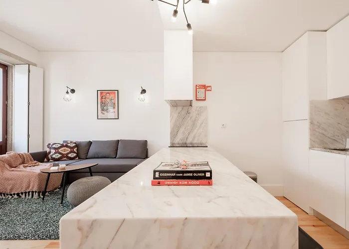 Host Wise - Sunny Downtown Apartment