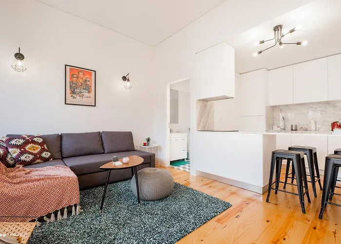 Host Wise - Sunny Downtown Apartment